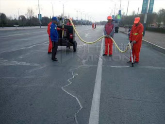 強(qiáng)化春季公路養(yǎng)護(hù)，保證道路通暢